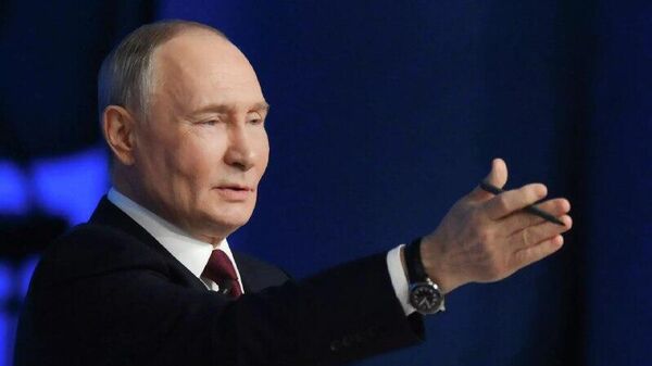 ولادیمیر پوتین اعلام کرد که این روسیه نیست که با غرب می‌جنگد، بلکه غرب است که با روسیه می‌جنگد و این کار را از طریق نیروهای ملی‌گرای اوکراینی انجام می‌دهد - اسپوتنیک افغانستان  