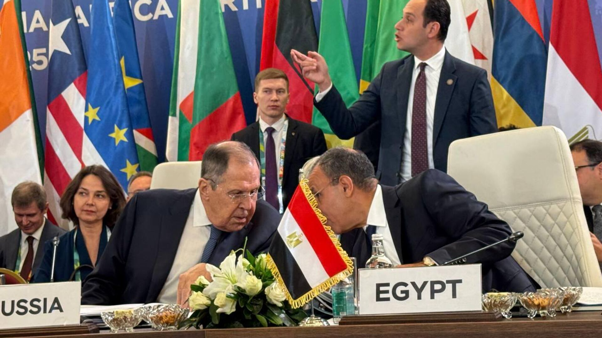 وزير الخارجية المصري، بدر عبد العاطي، مع نظيره الروسي، سيرغي لافروف، في الجلسة العامة الأولى للمؤتمر الوزاري الثاني روسيا – أفريقيا في القاهرة، 20 ديسمبر/ كانون الأول 2025 وزير الخارجية المصري، بدر عبد العاطي، مع نظيره الروسي، سيرغي لافروف، في الجلسة العامة الأولى للمؤتمر الوزاري الثاني روسيا – أفريقيا في القاهرة، 20 ديسمبر/ كانون الأول 2025 - اسپوتنیک افغانستان , 1920, 20.12.2025