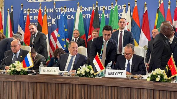 وزير الخارجية المصري، بدر عبد العاطي، مع نظيره الروسي، سيرغي لافروف، في الجلسة العامة الأولى للمؤتمر الوزاري الثاني روسيا – أفريقيا في القاهرة، 20 ديسمبر/ كانون الأول 2025 - اسپوتنیک افغانستان  