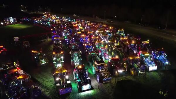 در فرانسه، کشاورزان معترض شب گذشته تراکتورهای خود را به شکل درخت کریسمس چیده‌اند - اسپوتنیک افغانستان  