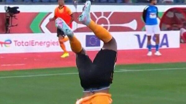 فوتبالیستی هنگام خوشحالی گل در جام ملت‌های آفریقا نزدیک بود گردنش را بشکند - اسپوتنیک افغانستان  