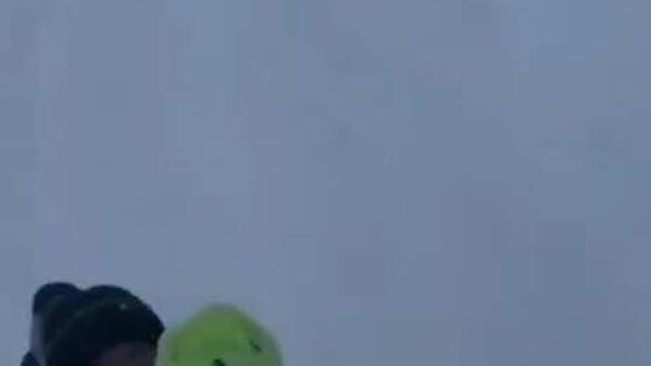 تنها در روسیه — کودکان با یک گوزن شمالی «الک» بازی «دست‌بد» می‌کنند - اسپوتنیک افغانستان  