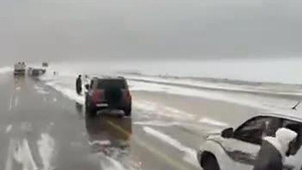 کشوری بیابانی که سرد شد؛ بارش برفی غافلگیرکننده در شمال عربستان سعودی - اسپوتنیک افغانستان  