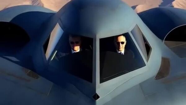 رئیس جمهور آمریکا در حال هدایت یک بمب افکن B-2 - اسپوتنیک افغانستان  