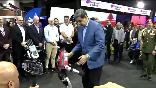 در حالی که دیگران از جنگ صحبت می‌کنند، مادورو مصروف رقصیدن با یک ربات است - اسپوتنیک افغانستان  