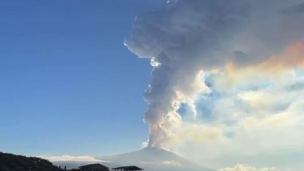فعالیت دهانه شمال شرقی کوه اتنا که چند روز پیش آغاز شده بود، همچنان ادامه دارد - اسپوتنیک افغانستان  