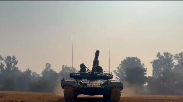 ارتش هند ویدئویی از تمرینات نظامی با استفاده از تانک T-90 Bhishma منتشر کرد - اسپوتنیک افغانستان  