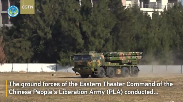 نیروهای زمینی فرماندهی جبهه شرقی ارتش آزادی‌بخش خلق چین روز سه‌شنبه تمرین تیراندازی دوربرد را در آب‌های شمال تایوان انجام دادند و به همه اهداف مورد نظر مورد هدف قرار دادند - اسپوتنیک افغانستان  