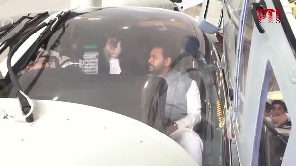 وزیر هوانوردی غیرنظامی هند در شهر بنگلور، ایالت کارناتاکا، از چرخبال هالدورف (نسل جدید) رونمایی کرد - اسپوتنیک افغانستان  