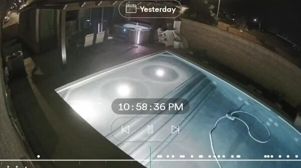 یک موتر با گذشتن از دیوار چندین بار غلتید و به پشت‌بام یک خانه برخورد کرد - اسپوتنیک افغانستان  