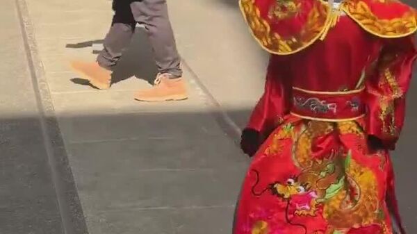 روباتی که به شکل خدای ثروت چینی لباس پوشیده شده در شانگهای دیده شده است - اسپوتنیک افغانستان  