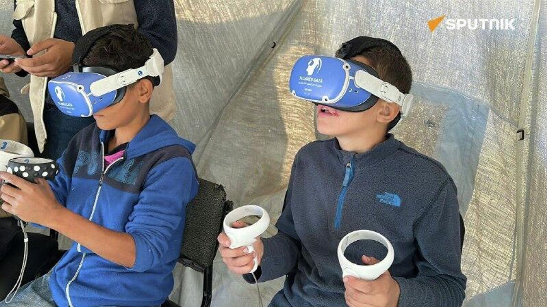 کودکان غزه با زخم‌های روانی جنگ دست‌و‌پنجه نرم می‌کنند؛ فناوری واقعیت مجازی به یاری آنها می‌آید - اسپوتنیک افغانستان  , 1920, 01.01.2026