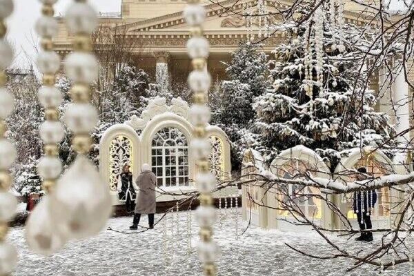 نگاره های از خودنمایی افسانه برفی در کنار تئاتر بولشوی مسکو - اسپوتنیک افغانستان  