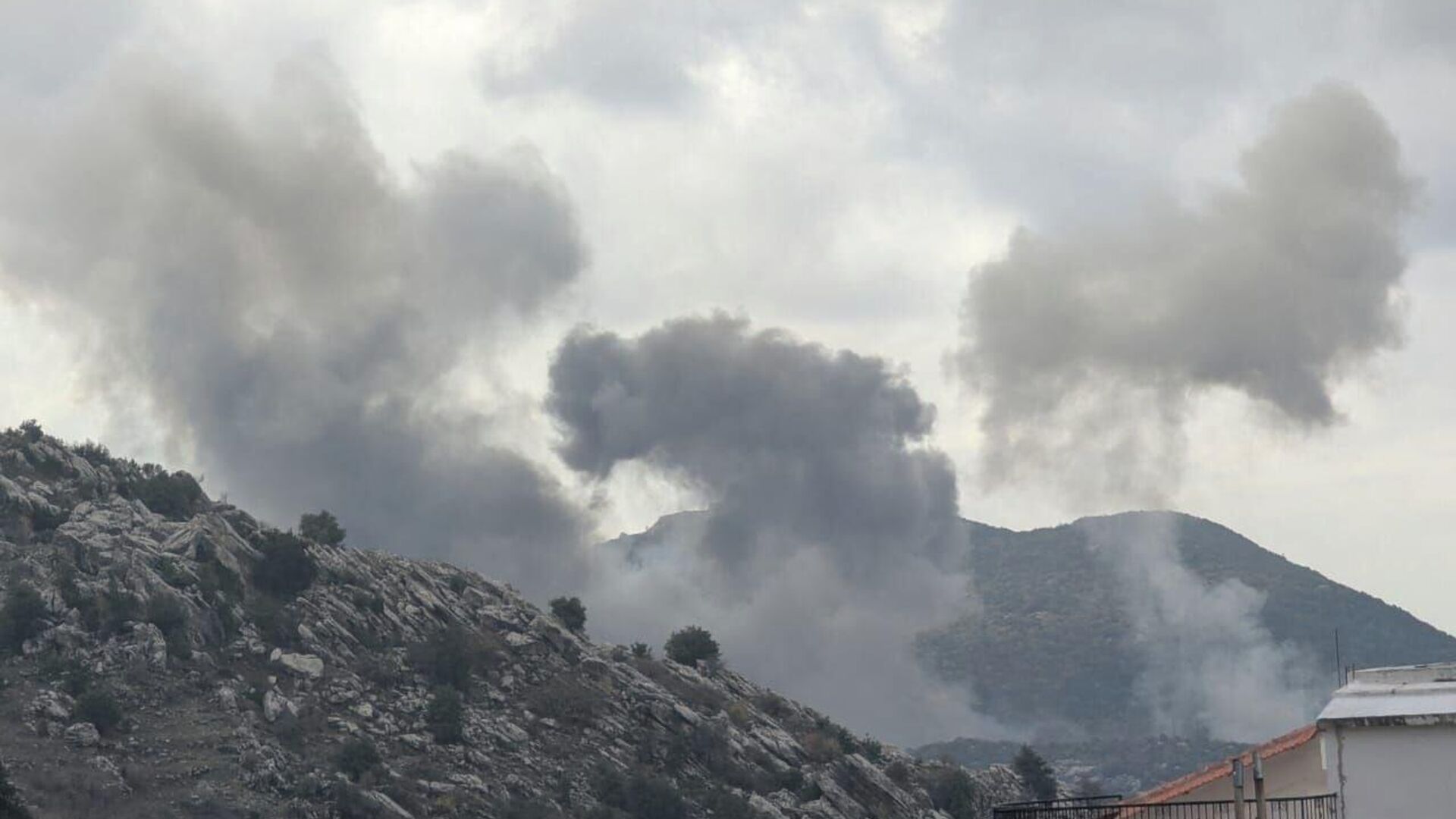 غارات إسرائيلية عنيفة تستهدف مناطق عدة في جنوب لبنان
غارات إسرائيلية عنيفة تستهدف مناطق عدة في جنوب لبنان
- اسپوتنیک افغانستان , 1920, 02.01.2026