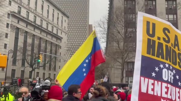 تظاهرکنندگان در مقابل دادگاه منهتن، جایی که مادورو به آنجا منتقل شده - اسپوتنیک افغانستان  