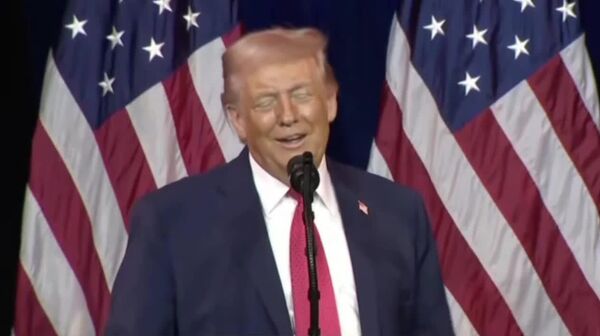 ترامپ در جریان نشست خبری شروع به نشان دادن حرکات چهره‌ای بسیار عجیب کرد - اسپوتنیک افغانستان  