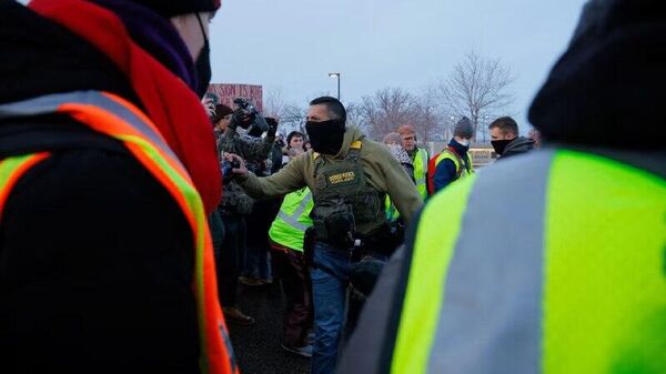 اعتراضات در مینیاپولیس آمریکا پس از کشته شدن یک زن توسط مامور مهاجرت؛ پلیس برای متفرق کردن مردم از اسپری فلفل استفاده کرد - اسپوتنیک افغانستان  