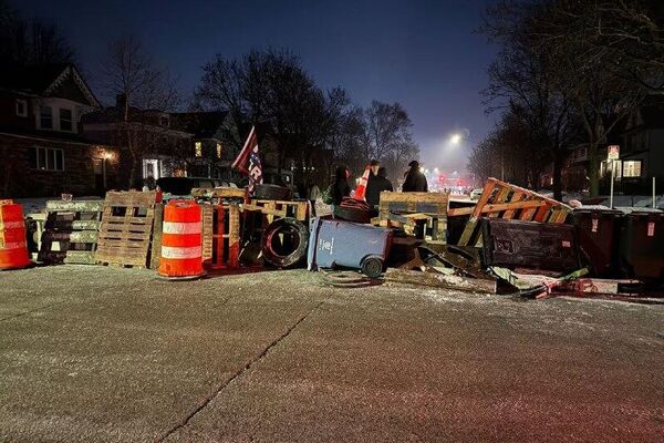 اعتراضات در مینیاپولیس آمریکا پس از کشته شدن یک زن توسط مامور مهاجرت؛ پلیس برای متفرق کردن مردم از اسپری فلفل استفاده کرد اعتراضات در مینیاپولیس آمریکا پس از کشته شدن یک زن توسط مامور مهاجرت؛ پلیس برای متفرق کردن مردم از اسپری فلفل استفاده کرد - اسپوتنیک افغانستان