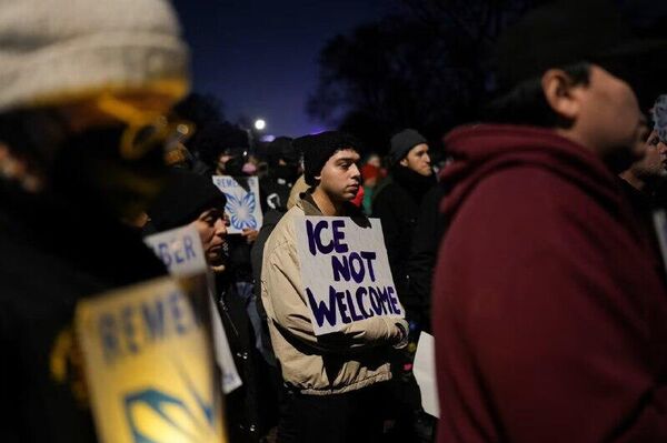 اعتراضات در مینیاپولیس آمریکا پس از کشته شدن یک زن توسط مامور مهاجرت؛ پلیس برای متفرق کردن مردم از اسپری فلفل استفاده کرد اعتراضات در مینیاپولیس آمریکا پس از کشته شدن یک زن توسط مامور مهاجرت؛ پلیس برای متفرق کردن مردم از اسپری فلفل استفاده کرد - اسپوتنیک افغانستان