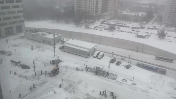 مردم مسکو برای کمک به جمع‌آوری برف با بیل به جاده‌ها آمدند - اسپوتنیک افغانستان  