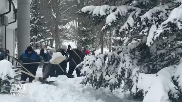 لوکاشنکو در کنار پسرش به برف پاکی پرداخت - اسپوتنیک افغانستان  