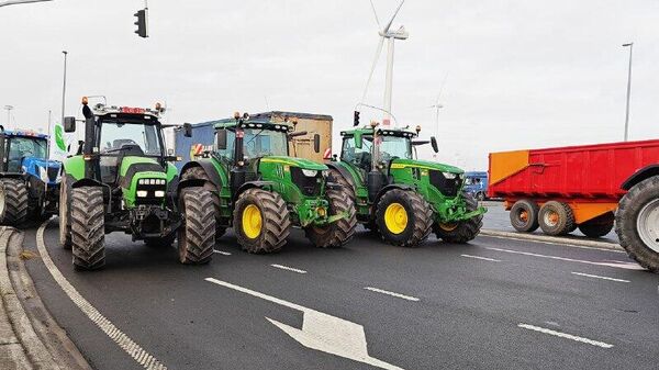کشاورزان در بلجیم برای اعتراض به تجارت آزاد با آمریکای جنوبی، جاده ها را مسدود کردند - اسپوتنیک افغانستان  