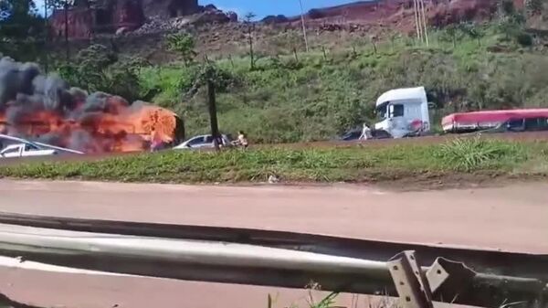 یک بس توریستی در برازیل هنگام حرکت دچار آتش‌سوزی شد - اسپوتنیک افغانستان  
