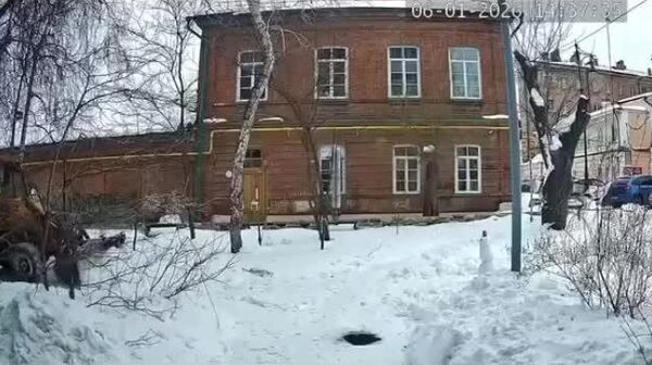 کارگر خدمات شهری آدم‌برفی را نجات داد - اسپوتنیک افغانستان  