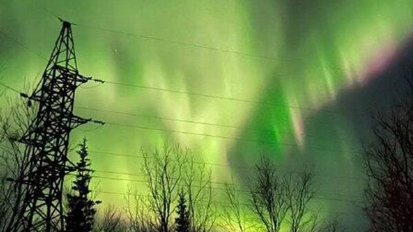 امواج بنفش زمردی شفق‌های قطبی به دلیل طوفان مغناطیسی ضعیف، آسمان شمال روسیه را رنگین کرده است - اسپوتنیک افغانستان  