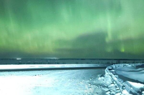 امواج بنفش زمردی شفق‌های قطبی به دلیل طوفان مغناطیسی ضعیف، آسمان شمال روسیه را رنگین کرده است - اسپوتنیک افغانستان  