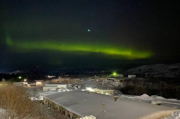 امواج بنفش زمردی شفق‌های قطبی به دلیل طوفان مغناطیسی ضعیف، آسمان شمال روسیه را رنگین کرده است - اسپوتنیک افغانستان  