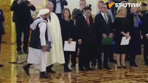 سفیر و نماینده فوق العاده امارت اسلامی افغانستان استوارنامه خود را به ولادیمیر پوتین رئیس‌جمهور روسیه تقدیم کرد - اسپوتنیک افغانستان  
