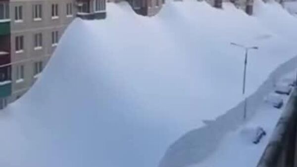 ساعت‌ها باید بیل زد تا موتر از زیر برف بیرون شود؛ و این کمچتکا در شمال شرقی روسیه - اسپوتنیک افغانستان  