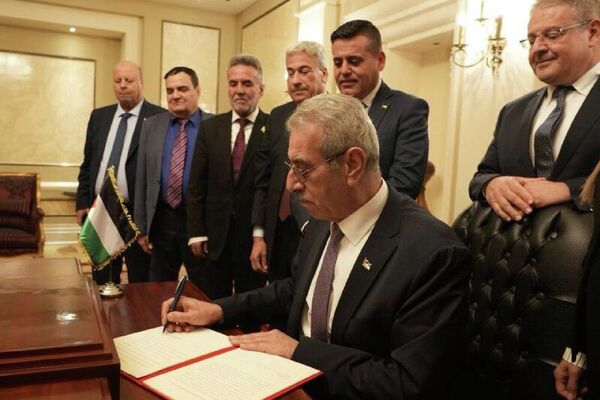 رئیس کمیته ملی فلسطین برای اداره غزه، با امضای اولین تصمیمات رسمی، آغاز کار کمیته را رسماً اعلام کرد - اسپوتنیک افغانستان  