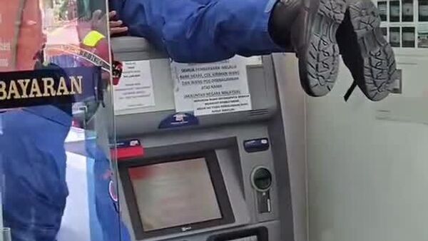 در مالزی، یک گربه در دستگاه اتومات پول گیر کرد - اسپوتنیک افغانستان  