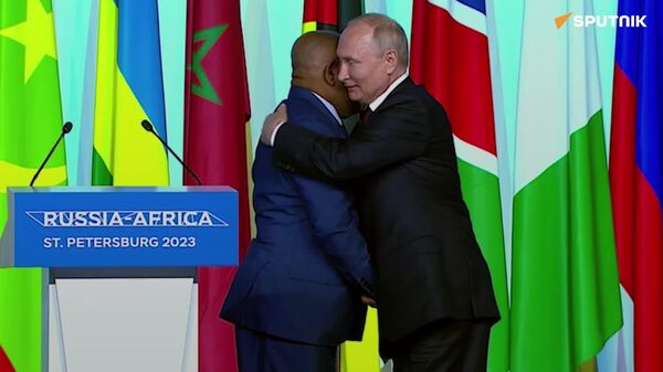 روز جهانی در آغوش گرفتن؛ اسپوتنیک مجموعه‌ای از تصاویر در آغوش گرفتن رهبران آفریقا و کشورهای بریکس و پوتین را آماده کرده است - اسپوتنیک افغانستان  