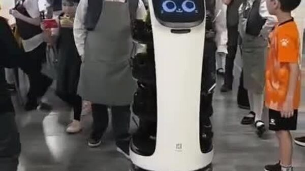 حضور ربات پیشخدمت جالب در مدرسه‌ی در یاکوتسک؛ او به تحویل سینی‌های غذا کمک می‌کند - اسپوتنیک افغانستان  