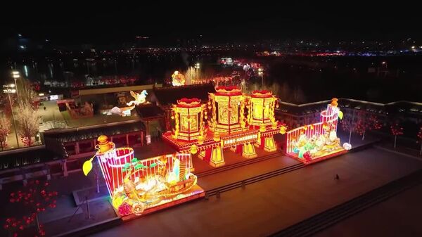 جشنواره بین‌المللی فانوس در تیانجین پارک شویی‌شی را با نورهای رنگارنگ روشن کرد و آن را به یک نمایشگاه نورپردازی در مقیاس بزرگ تبدیل نمود - اسپوتنیک افغانستان  