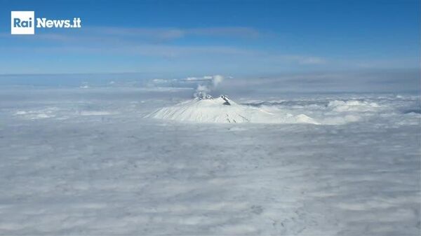 عنوان: کوه آتشفشان اِتنا در سیسیل زیر پوششی از برف فرورفت - اسپوتنیک افغانستان  