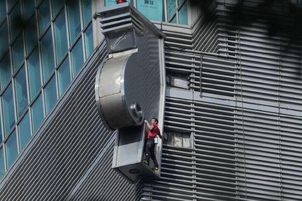 الکس هونولد بدون تجهیزات ایمنی از آسمانخراش «تایپه 101» بالا رفت الکس هونولد بدون تجهیزات ایمنی از آسمانخراش «تایپه 101» بالا رفت - اسپوتنیک افغانستان