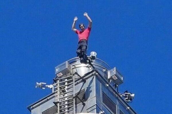 الکس هونولد بدون تجهیزات ایمنی از آسمانخراش «تایپه 101» بالا رفت الکس هونولد بدون تجهیزات ایمنی از آسمانخراش «تایپه 101» بالا رفت - اسپوتنیک افغانستان