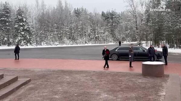 پوتین در سالگرد شکست محاصره لنینگراد، بر مزار یادبود «سنگ مرزی» در «نیوسکی پیاتاچوک» گل نهاد - اسپوتنیک افغانستان  