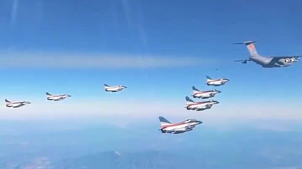 تیم آکروباتیک نیروی هوایی ارتش چین به نمایشگاه هوایی سنگاپور رسید - اسپوتنیک افغانستان  