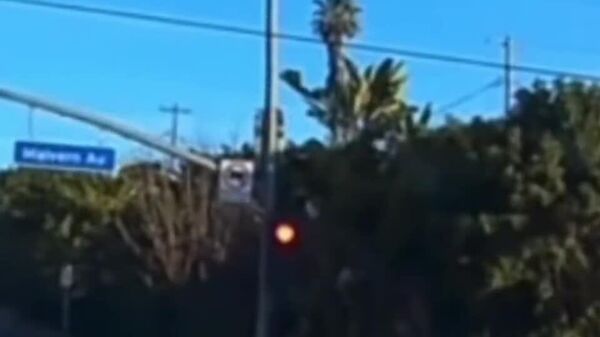 کودکی که بطور معجزه از دروازه موتر افتاد و زنده ماند - اسپوتنیک افغانستان  