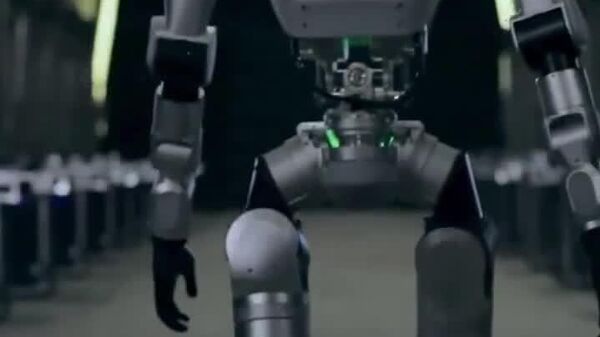 در شهر شنژن چین، خروج خودکار و بسیار هماهنگ ربات‌های انسان‌نمای تمام‌اندازه از داخل کابین به نمایش گذاشته شد - اسپوتنیک افغانستان  