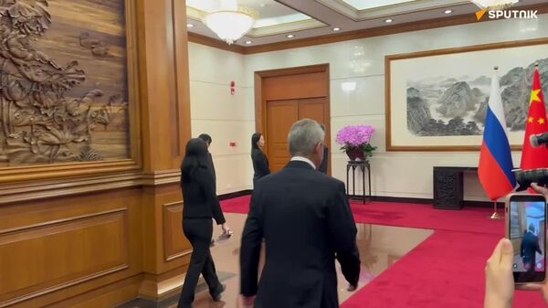 سرگئی شویگو، دبیر شورای امنیت روسیه، با وانگ یی، وزیر امور خارجه چین، در پکن دیدار کرد - اسپوتنیک افغانستان  