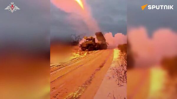 ارتش روسیه حملات قدرتمند با سامانه موشکی گراد را انجام داد و استحکامات اوکراین را در نزدیکی کراسنوارمیسک (پوکروفسک) نابود کرد - اسپوتنیک افغانستان  