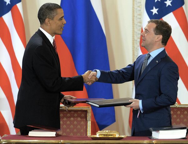 Then-US President Barack Obama and then-Russian President Dmitry Medvedev after signing the New START Treaty at Prague Castle on April 8, 2010. - اسپوتنیک افغانستان  