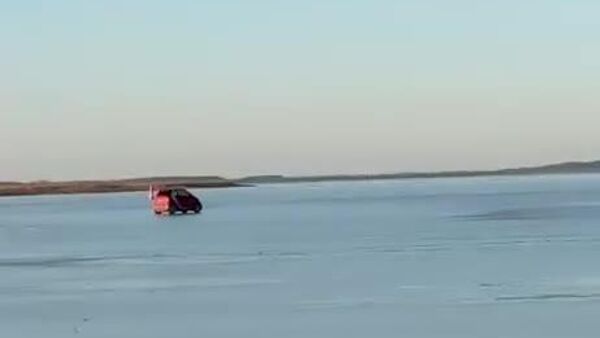 ویدیوی پربازدید آلمان؛ مردی که میخواهد با گذر از رودخانه با موتر راه را کم کند - اسپوتنیک افغانستان  