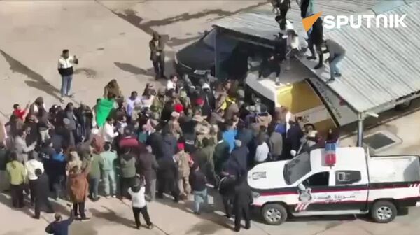 لحظه ورود جسد سیف الاسلام قذافی به بنی ولید - اسپوتنیک افغانستان  